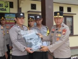 Kapolda Bengkulu Serahkan Peralatan Kebersihan dan Seragam Baru Saat Kunjungan ke Polsek Air Besi dan Pondok Kelapa