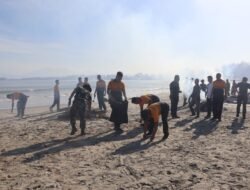 Personel Dit Intelkam Polda Bengkulu Bersihkan Pantai, Dukung Program Gerakan ASRI