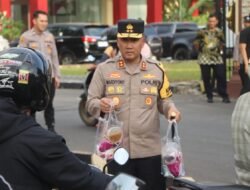 Kapolda Bengkulu bersama Ketua Pengurus Yayasan Kemala Bhayangkari (YKB) Daerah Bengkulu Berbagi Takjil di Mapolda Bengkulu