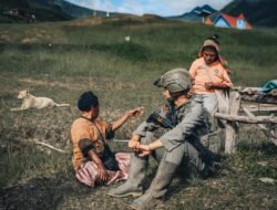 Patroli Dialogis Satgas Damai Cartenz Hadirkan Rasa Aman di Tengah Aktivitas Warga Kiwirok