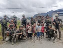 Patroli Satgas Ops Damai Cartenz di Intan Jaya: Interaksi dengan Warga dan Anak-anak di Sugapa