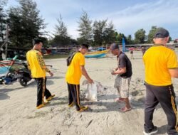 Polsek Teluk Segara Dukung Program ASRI dan GEMPAR lewat Aksi Bersih Pantai Jakat pasca Libur Hari Raya ID
