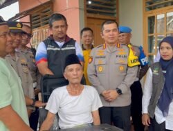Kapolresta Bengkulu Salurkan Bantuan Kursi Roda untuk 12 Warga di Kampung Melayu, Bersama Tim PKH dari Dinsos*