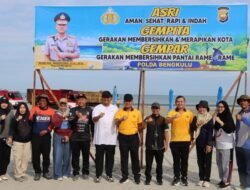 Polresta Bengkulu dan jajaran ambil bagian kegiatan Polda Bengkulu dan Forkopimda Gelar GEMPAR Bersih-Bersih Pantai ramai ramai