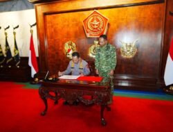 Kapolri Perkuat Soliditas TNI-Polri Lewat Silaturahmi dengan Panglima TNI di Mabes TNI