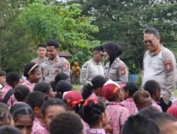 Satgas Ops Damai Cartenz Salurkan Bantuan Seragam Sekolah dan Berikan Edukasi Bahaya Narkoba dan Bijak Bermedia Sosial kepada Pelajar di Sarmi