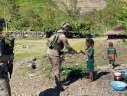 Patroli Humanis Satgas Kepolisian Ops Damai Cartenz di Puncak Jaya Pererat Kedekatan dengan Masyarakat