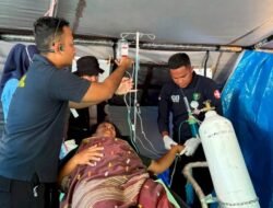 Tenaga Kesehatan Pusdokkes Polri dan Biddokkes Polda NTT Bantu Persalinan Korban Gempa di Tenda Pengungsian