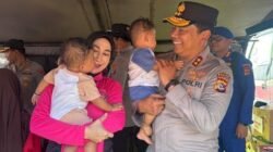 Polri Hadirkan Kepedulian, Berikan Trauma Healing bagi Pengungsi Gempa di Maumere