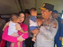 Polri Hadirkan Kepedulian, Berikan Trauma Healing bagi Pengungsi Gempa di Maumere