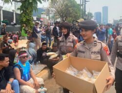 Polwan Sapa Pejuang Aspirasi, Bagikan Makanan dan Minuman di DPR