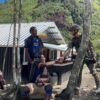 Patroli Jalan Kaki di Muara: Personel Satgas Kepolisian Operasi Damai Cartenz Menyapa dan Berbagi Kepada Warga