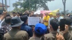 Dikepung Massa, Pemkab Seluma Janji Anggarkan Rp7,2 Miliar