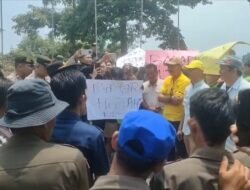 Dikepung Massa, Pemkab Seluma Janji Anggarkan Rp7,2 Miliar