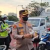 Waspadai Paparan Abu Vulkanik, Kapolres Metro Depok Bersama Polwan Bagikan Masker kepada Masyarakat