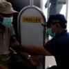 Polisi Beri Layanan Kesehatan dan Bagikan Masker kepada Pengguna Jasa Bandara Soetta