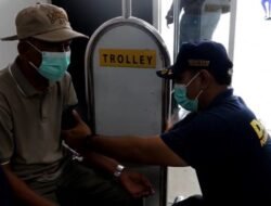 Polisi Beri Layanan Kesehatan dan Bagikan Masker kepada Pengguna Jasa Bandara Soetta