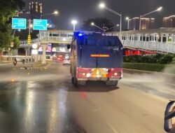 Brimob Polda Metro Jaya Semprot Jalan dan Bagikan Masker Antisipasi Abu Vulkanik Anak Krakatau