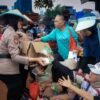 Polda Metro Jaya Bagikan Air Minum dan Makanan Ringan kepada Peserta Penyampaian Aspirasi Jaya Bagikan Air Minum dan Makanan Ringan kepada Peserta Penyampaian Aspirasi