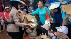 Polda Metro Jaya Bagikan Air Minum dan Makanan Ringan kepada Peserta Penyampaian Aspirasi Jaya Bagikan Air Minum dan Makanan Ringan kepada Peserta Penyampaian Aspirasi