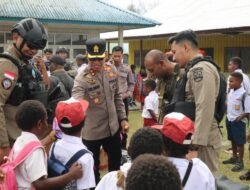 Bermain dan Belajar Bersama Anak, Satgas Kepolisian Operasi Damai Cartenz Berikan Dukungan Psikologis di SD Inpres Kago