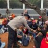 Brimob dan Polwan Polda Metro Bagikan Roti untuk Massa Hari Tani