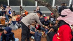 Brimob dan Polwan Polda Metro Bagikan Roti untuk Massa Hari Tani